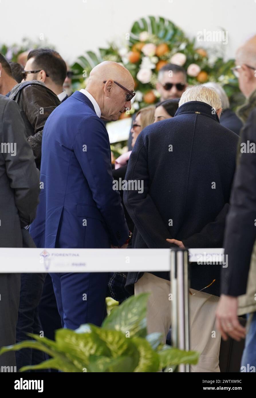 Firenze, Italia. 20 marzo 2024. Ciccio Graziani omaggia la salma di Joe Barone alla camera ardente del DG della Fiorentina presso il Viola Park Rocco Commisso a Firenze, Italia - Cronaca, Sport. 20 marzo 2024 (foto Marco Bucco/LaPresse) l'ex calciatore Ciccio Graziani rende omaggio al corpo di Joe Barone durante la sala funebre della DG Fiorentina al Viola Park Rocco Commisso di Firenze - News, Sport. 20 marzo 2024 (foto di Marco Bucco/LaPresse) credito: LaPresse/Alamy Live News Foto Stock