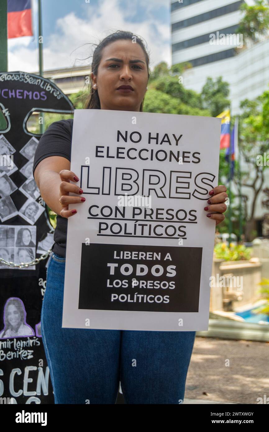 Una donna che tiene un cartello con scritto... Nessuna elezione libera con prigionieri politici nella protesta per la libertà di tutti i prigionieri politici in Plaza Fran Foto Stock