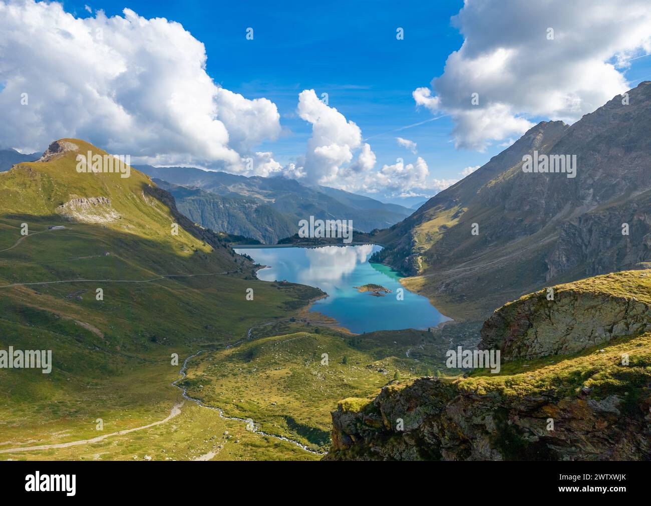 Breuil-Cervinia (Italia) - Una veduta del Cervino, catena montuosa delle Alpi in Valle d'Aosta, qui con sentieri di trekking, laghi ed alpinistica Ferrata Vofrède Foto Stock