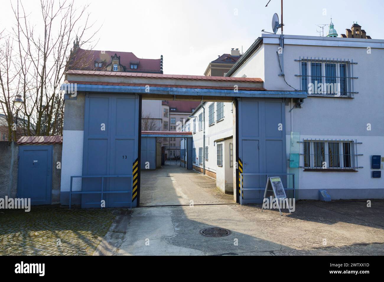Bautzen Stasi Knast Gedenkstätte IM sächsischen Bautzen gab es historisch zwei Gefängnisse, die heute insbesondere für Unrecht und politische Verfolgung in der Sowjetischen Besatzungszone und in der DDR bekannt sind. Zwischen 1902 und 1906 wurde an der Lessingstraße in der Bautzener Ostvorstadt ein großzügiges neues Gerichtsgebäude errichtet, dem ein Vollzugskomplex angeschlossen War. Dieser umfasste 134 Einzel-, 23 Dreimann-, 2 Durchgangs-, 4 Kranken- e 5 Arrestzellen. Von 1945 bis 1949 diente es der sowjetischen Militärverwaltung als Untersuchungsgefängnis, von wo aus die Verurteilten dire Foto Stock