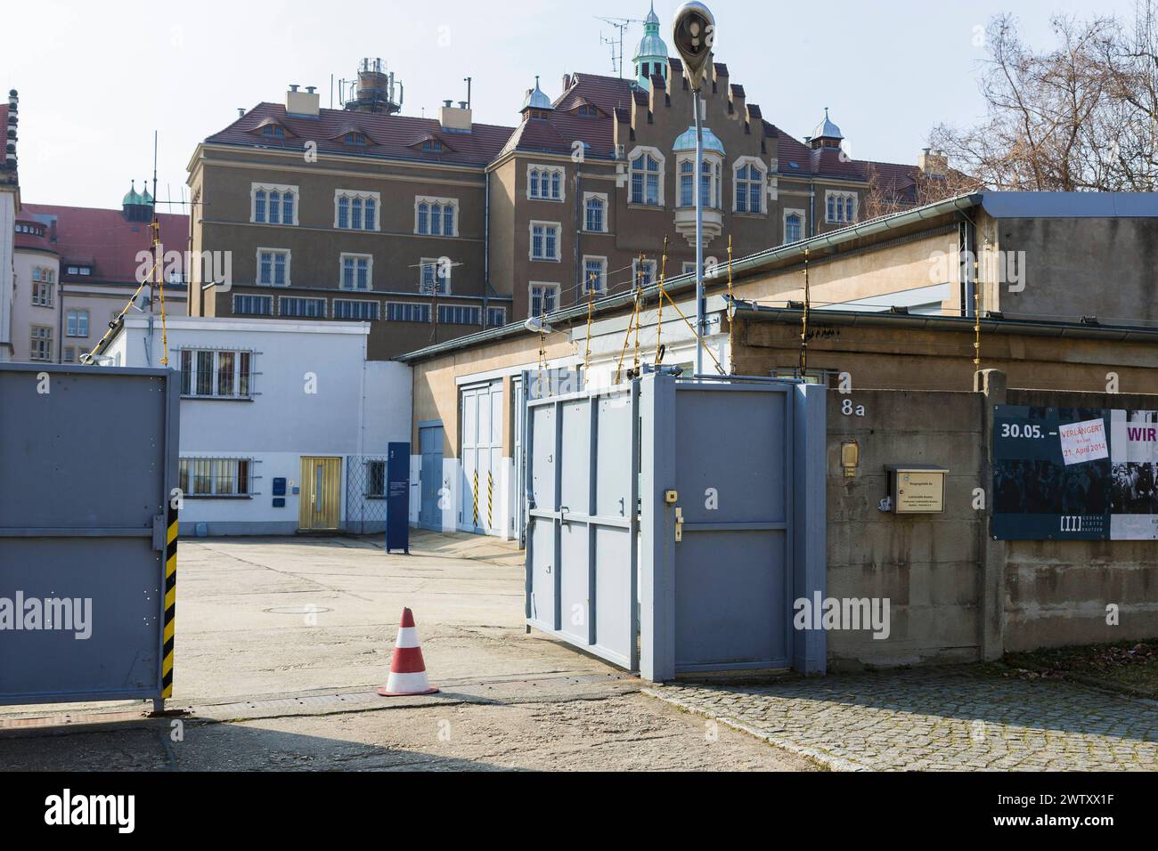 Bautzen Stasi Knast Gedenkstätte IM sächsischen Bautzen gab es historisch zwei Gefängnisse, die heute insbesondere für Unrecht und politische Verfolgung in der Sowjetischen Besatzungszone und in der DDR bekannt sind. Zwischen 1902 und 1906 wurde an der Lessingstraße in der Bautzener Ostvorstadt ein großzügiges neues Gerichtsgebäude errichtet, dem ein Vollzugskomplex angeschlossen War. Dieser umfasste 134 Einzel-, 23 Dreimann-, 2 Durchgangs-, 4 Kranken- e 5 Arrestzellen. Von 1945 bis 1949 diente es der sowjetischen Militärverwaltung als Untersuchungsgefängnis, von wo aus die Verurteilten dire Foto Stock