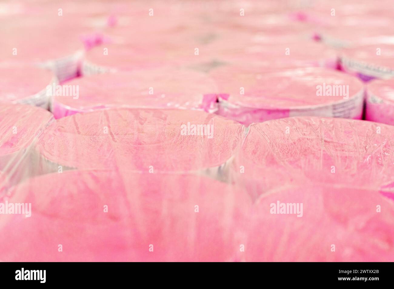 carta igienica rosa in un imballaggio in plastica trasparente Foto Stock