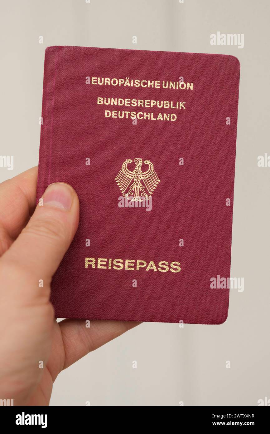 Hand hält einen deutschen Reisepass *** mano con passaporto tedesco Nordrhein-Westfalen Deutschland, Germania GMS11339 Foto Stock