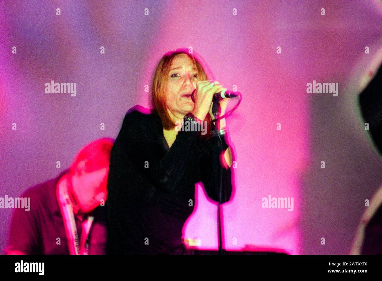 PORTIHEAD, BRISTOL CONCERTO LIBERO, 1998: Beth Gibbons di Portishead canta al Bristol Community Free Festival ad Ashton Court, Bristol, Inghilterra, il 19 luglio 1998. La band era in tournée con il loro secondo album "Portishead" e andò in pausa di 9 anni poco dopo questo concerto. Foto: Rob Watkins. INFO: I Portishead, un gruppo trip-hop britannico formato nel 1991, hanno ridefinito la musica elettronica con il loro suono oscuro e atmosferico. Album come "Dummy" hanno mostrato le loro melodie inquietanti e le voci emotive di Beth Gibbons, confermando il loro status di pionieri del genere. Foto Stock