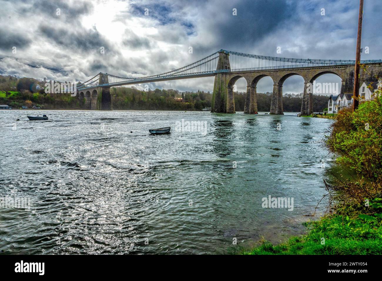 Lo stretto di Menai con un'alta marea sorgiva attraversata dal ponte sospeso della catena Telfird. Foto Stock