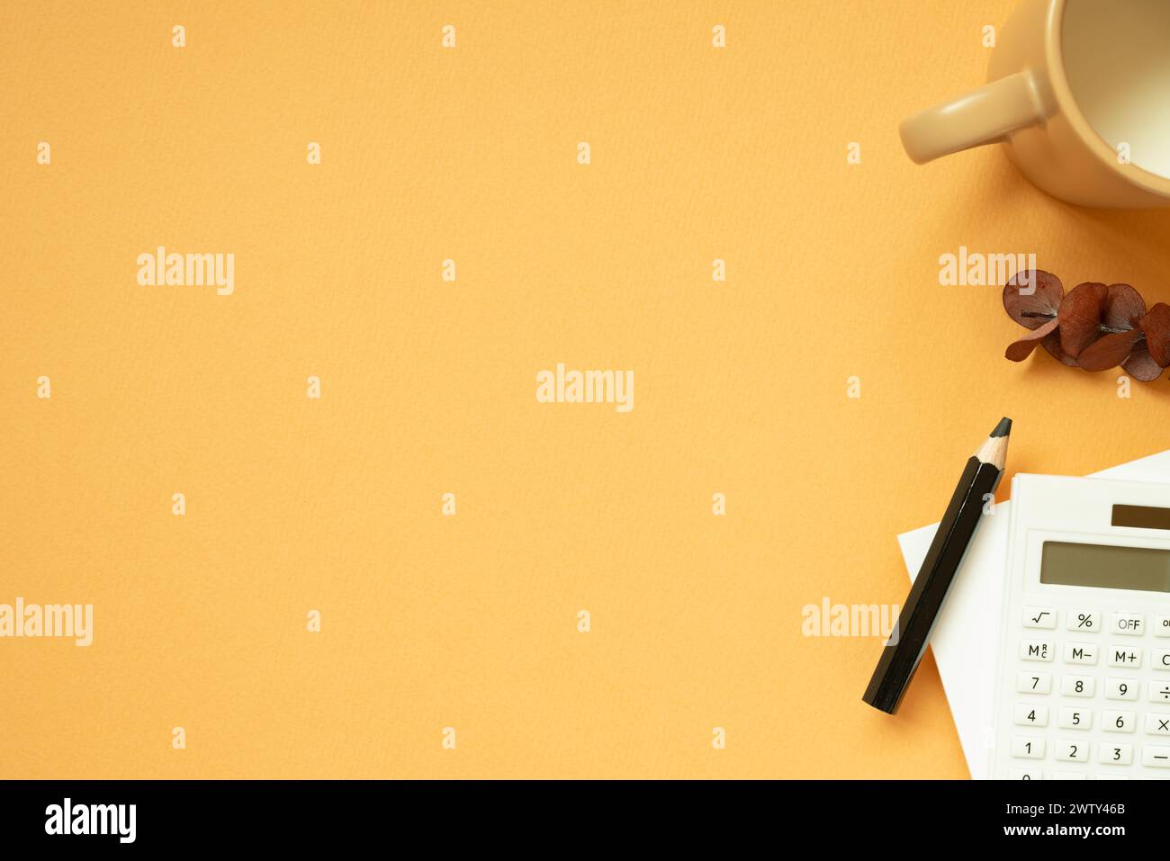 Concetto di spazio di lavoro. Blocco note, matita, calcolatrice, tazza, pianta su sfondo arancione. disposizione piatta, vista dall'alto, spazio di copia Foto Stock
