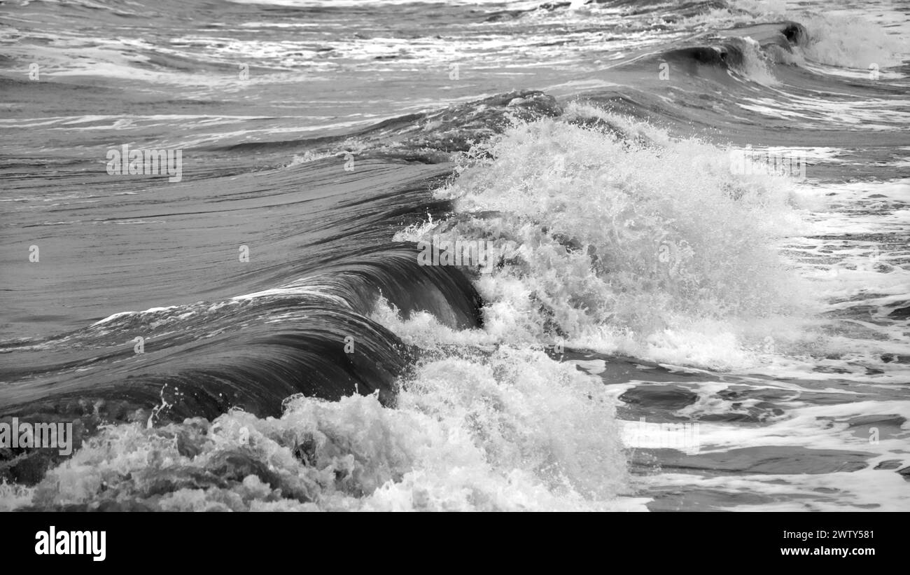 Onde su una spiaggia sabbiosa durante una tempesta sul Mar Nero Foto Stock