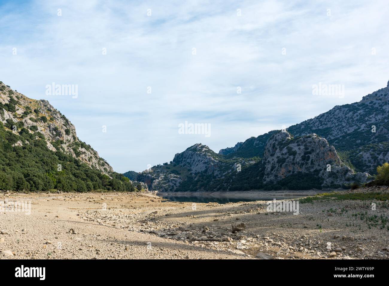 Il serbatoio cuber di Maiorca durante l'alta siccità estiva con il livello dell'acqua che scende bruscamente Foto Stock