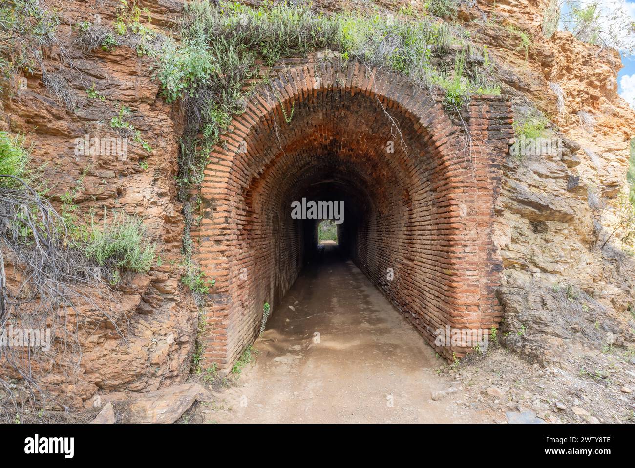 Vecchio tunnel ferroviario nel percorso escursionistico dei mulini ad acqua lungo il fiume Odiel da Sotiel Coronada, nella provincia di Huelva, Andalusia, Spagna Foto Stock
