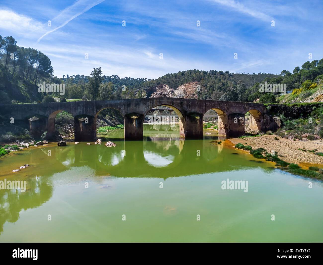 Vista aerea del ponte romano sul percorso escursionistico dei mulini ad acqua lungo il fiume Odiel da Sotiel Coronada, nella provincia di Huelva, Andalusia, SP Foto Stock