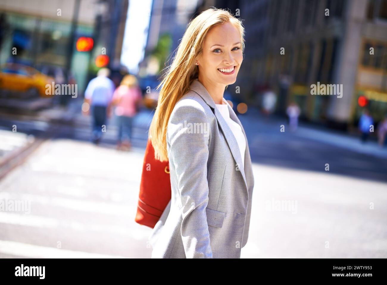 Donna, ritratti e sorrisi in città, viaggi e spostamenti per lavoro o carriera. Designer, lavoro e New york Street con urban, estate e felicità Foto Stock