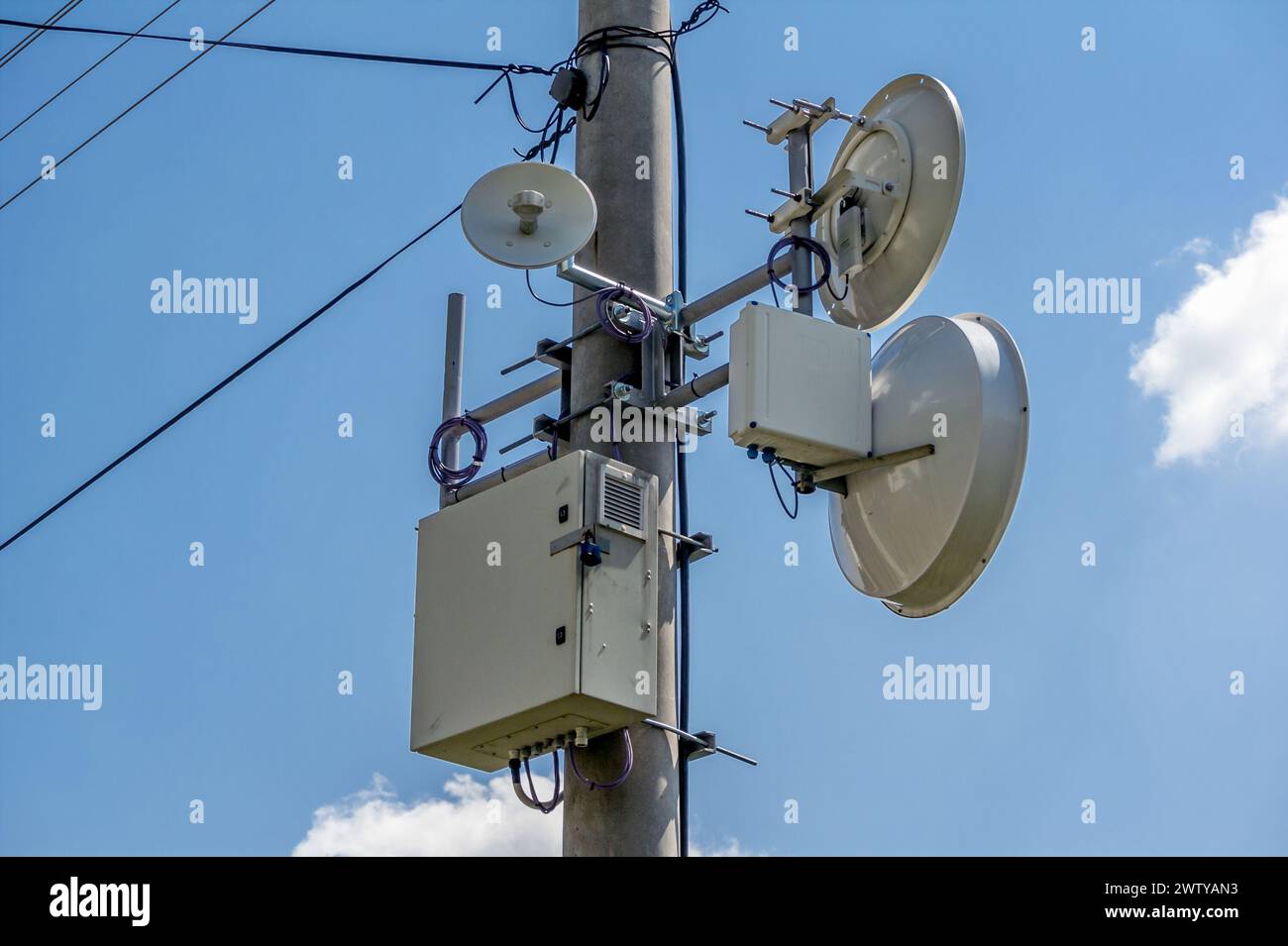Satelliti bianchi per reti radio, televisive, LTE e 5G. Foto Stock