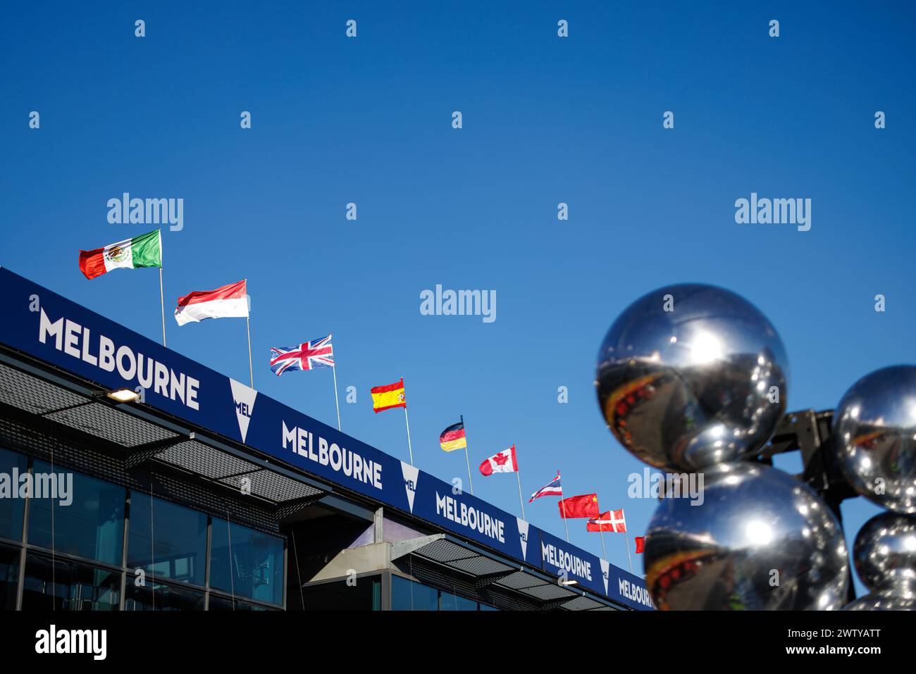 Albert Park Grand Prix Circuit, 20 marzo 2024: Una vista generale della segnaletica di Melbourne sopra l'edificio dei box durante il Gran Premio d'Australia di Formula 1 2024. Corleve/Alamy Live News Foto Stock