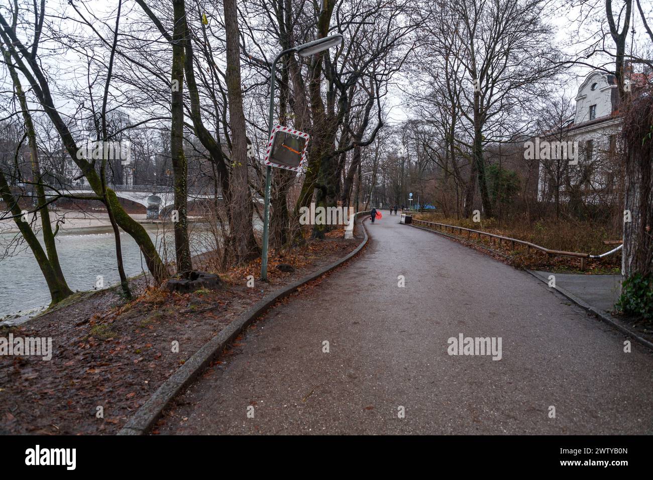 Splendidi colori autunnali e invernali intorno al fiume Isar a Monaco, Baviera, Germania. Foto Stock