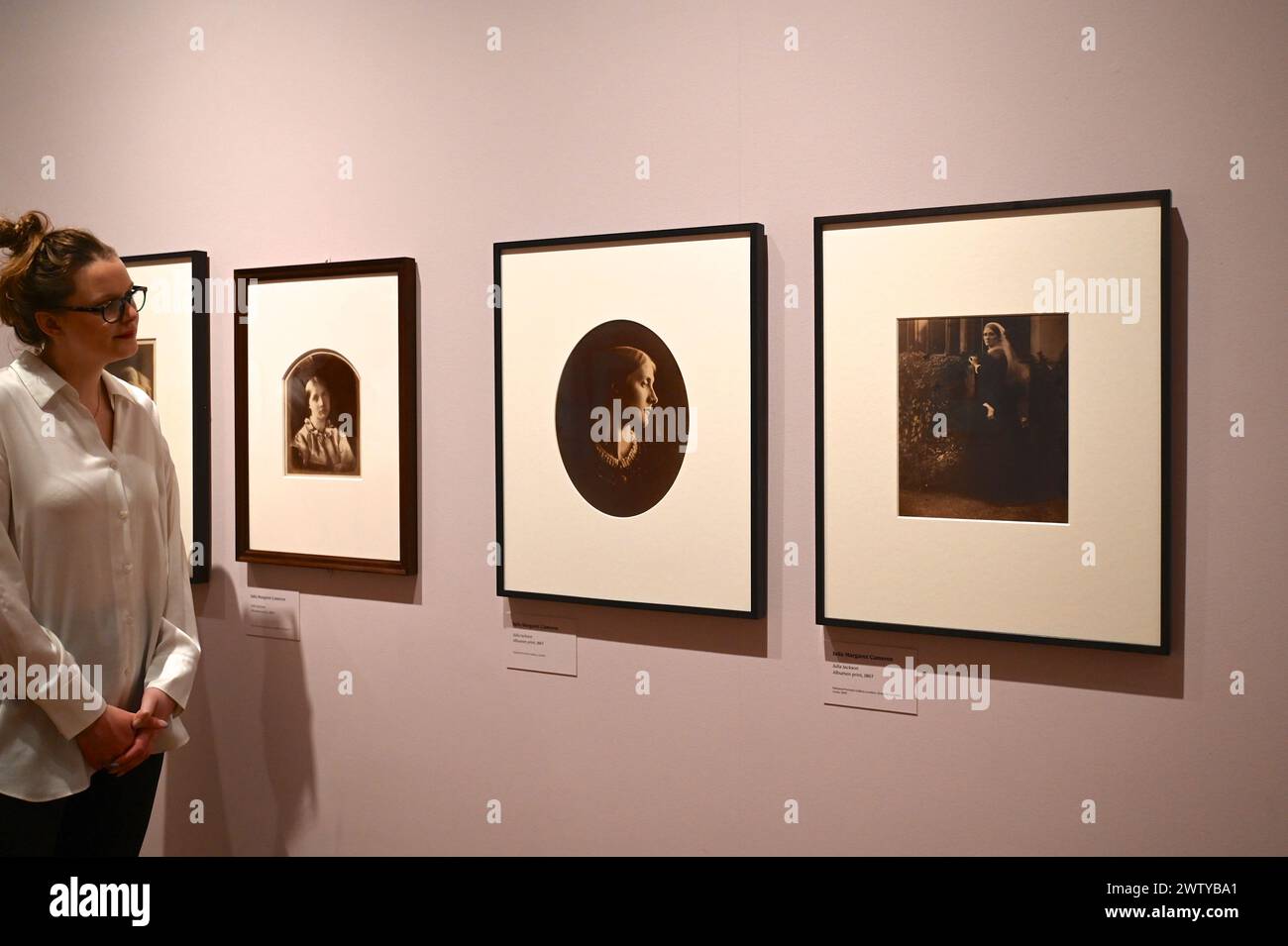 La mostra presenterà un'esplorazione tematica del lavoro fotografico prodotto in entrambe le carriere , compreso il loro lavoro più noto e meno familiare . presenterà più di 160 rari stampe d'epoca provenienti da gallerie . Musei e collezioni private , tra cui 96 opere di Woodman e 71 di Cameron , che coprono l'intera carriera di entrambi i fotografi , che hanno lavorato a 100 anni di distanza . Foto Stock