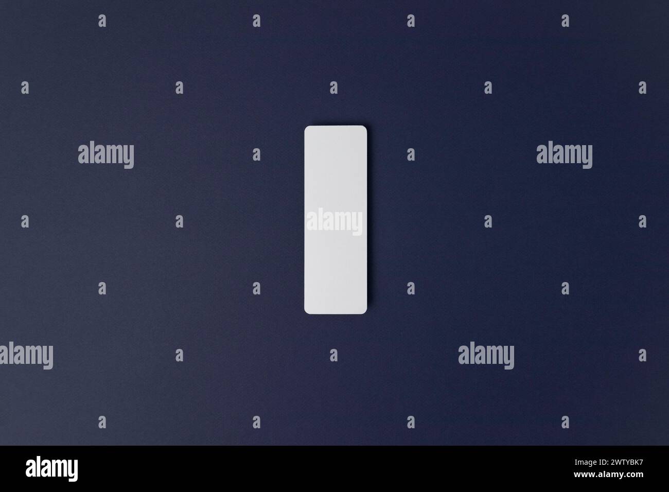 Mockup segnalibri, Mockup segnalibri 2x6 pollici, scorta in stile minimale, Mockup cancelleria, Mockup segnalibro vuoto, sfondo Navy Foto Stock