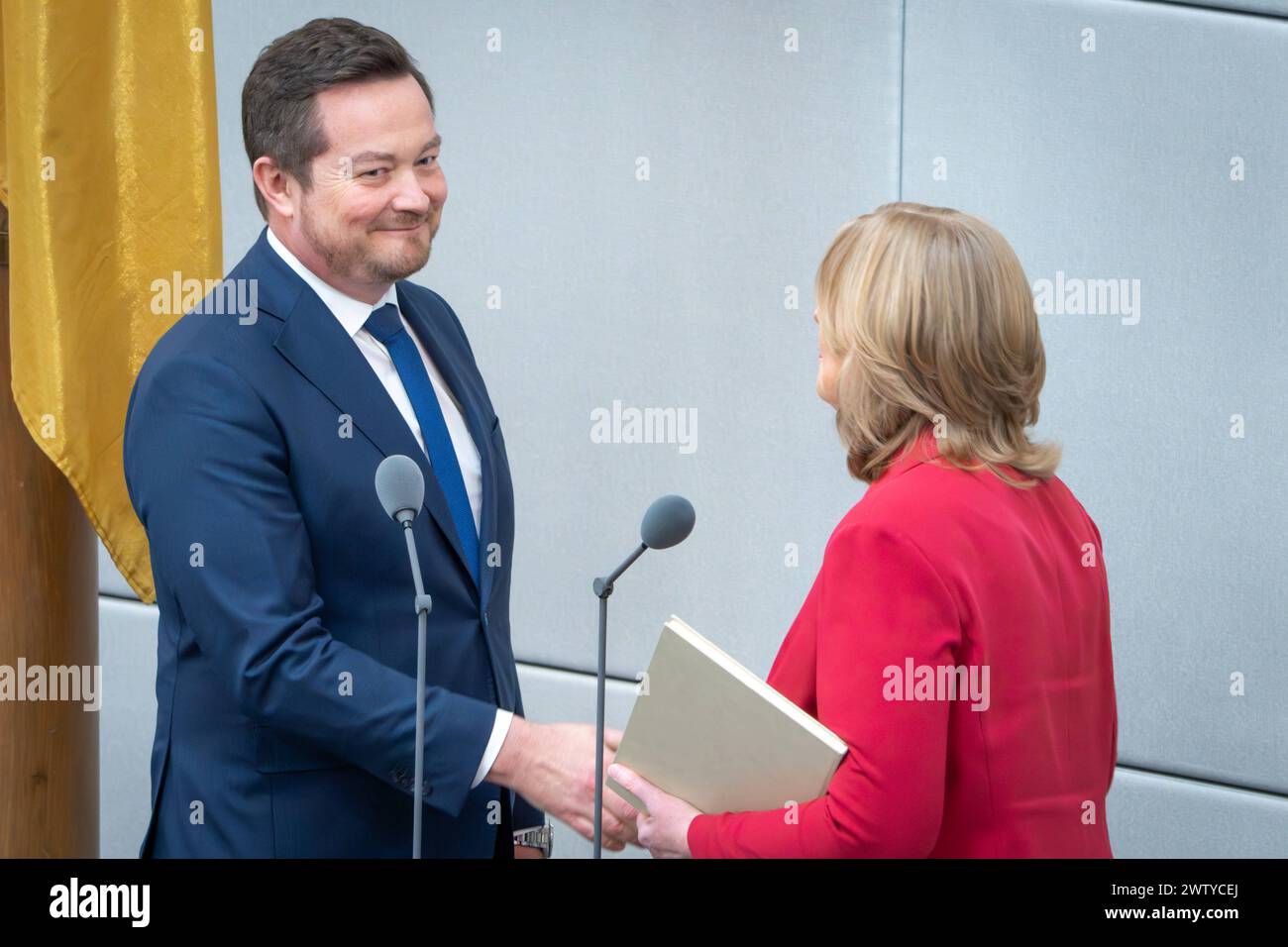 Deutscher Bundestag, 159. Plenarsitzung Baerbel Bas die Praesidentin des Deutschen Bundestag, Bundestagspraesidentin vereidigt den Polizeibeauftragten des Bundes Uli Groetsch bei der 159. Sitzung des Deutschen Bundestag a Berlino, 20.03.2024 Berlin Berlin Deutschland *** Bundestag tedesco, sessione plenaria 159 Baerbel Bas il presidente del Bundestag tedesco, presidente del Bundestag, giura al Commissario federale di polizia Uli Groetsch alla sessione del 159 del Bundestag tedesco a Berlino, 20 03 2024 Berlino Berlino Berlino Germania Foto Stock