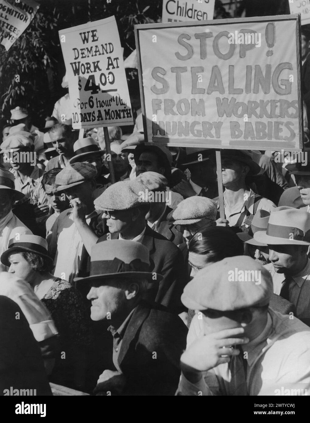 Una folla di uomini e donne protesta per posti di lavoro, salari equi e condizioni di lavoro durante la grande depressione Foto Stock