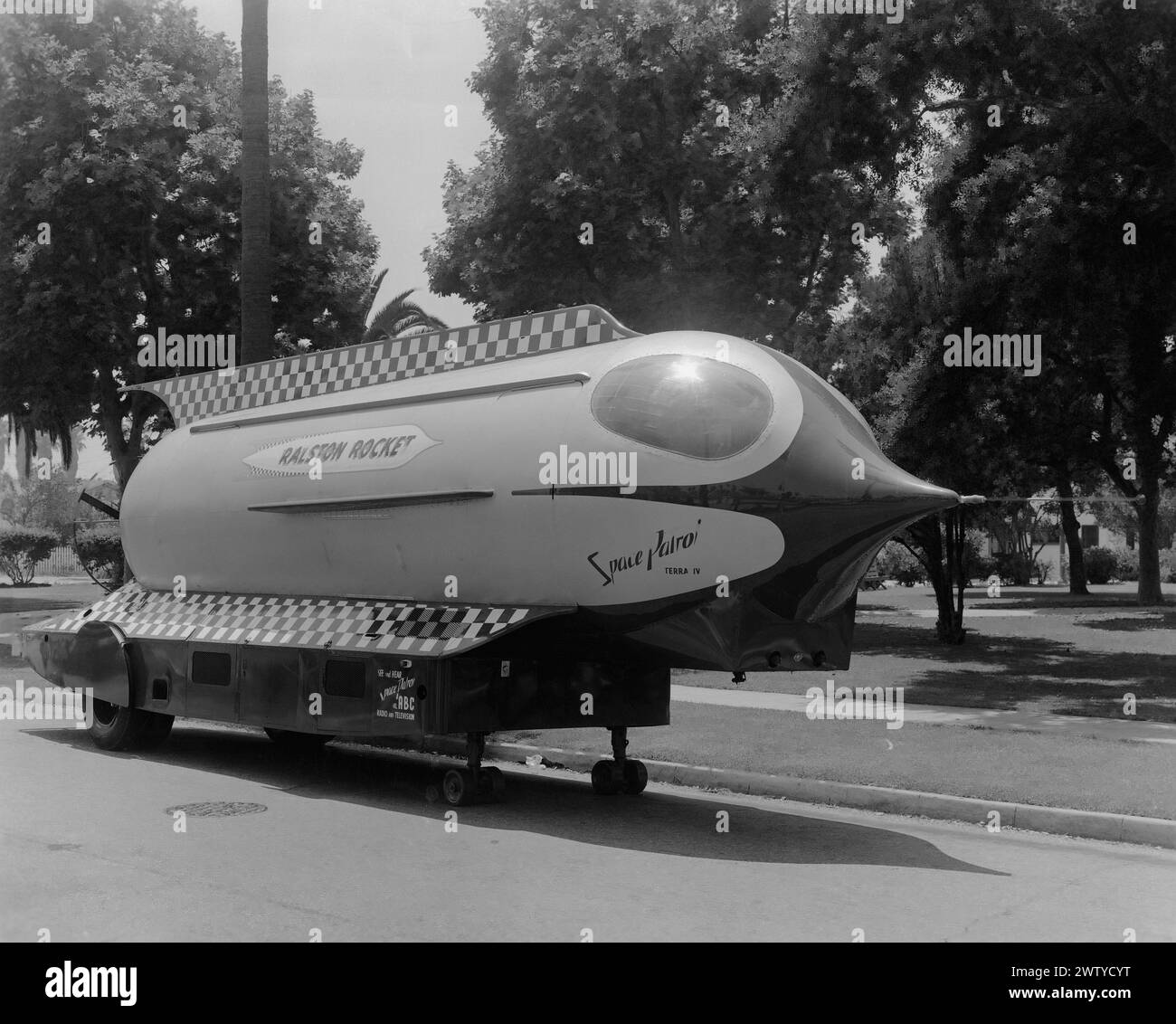 Il Ralston Rocket seduto su un rimorchio al lato della strada. L'elica è stata utilizzata nello show televisivo Space Patrol sponsorizzato da Ralston Purina Foto Stock