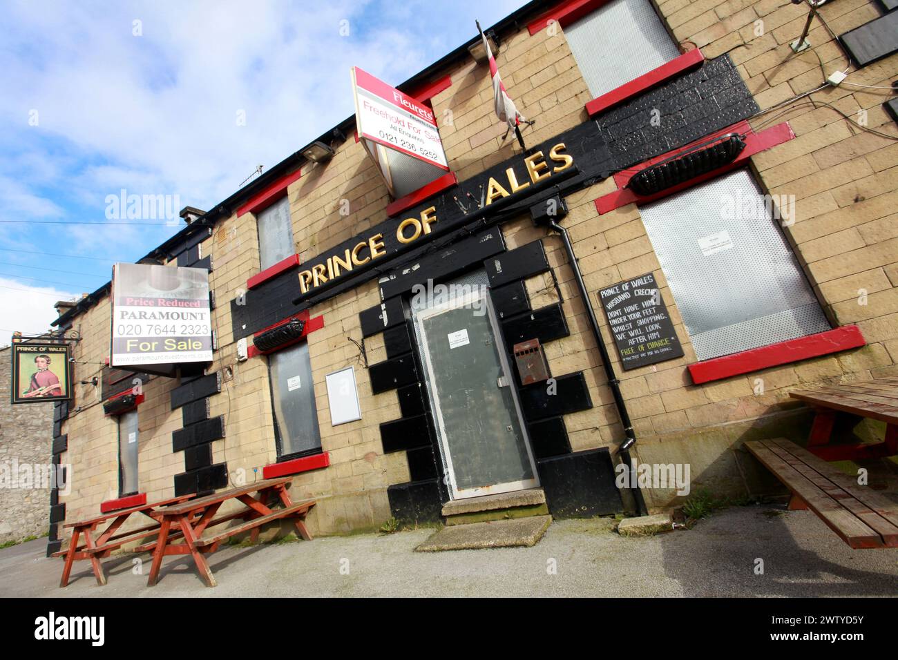 28/02/2012. Segno del Times - un altro pub soccombe alla recessione - la lettera W sul cartello fatiscente del Principe di Galles a Buxton, Derby Foto Stock