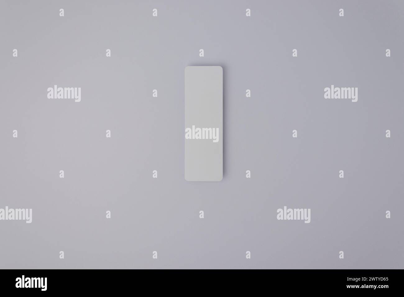 Mockup segnalibri, Mockup segnalibri 2x6 pollici, scorta con stile minimo, Mockup cancelleria, Mockup segnalibro vuoto, sfondo lilla Foto Stock