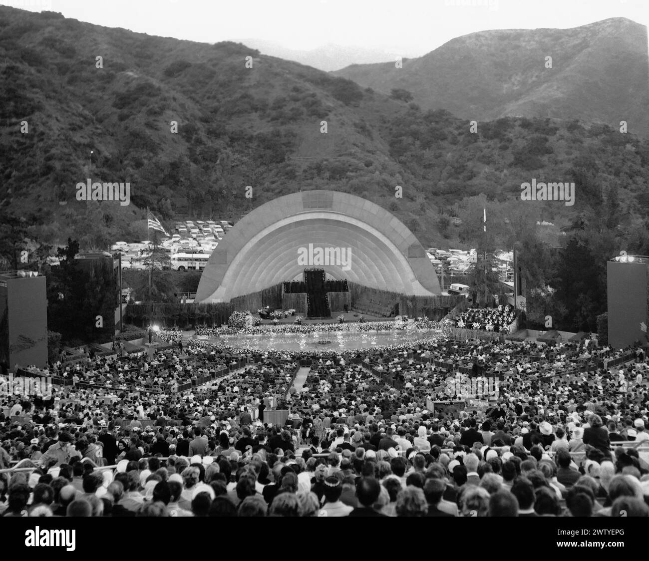 Folle di persone si riuniscono per il servizio all'alba di Pasqua presso l'Hollywood Bowl di Hollywood, California, 1962 Foto Stock