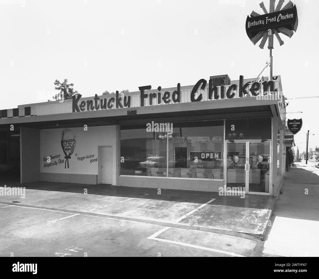 Esterno di un ristorante Kentucky Fried Chicken con un cartello sulla finestra che dice "aperto" Foto Stock