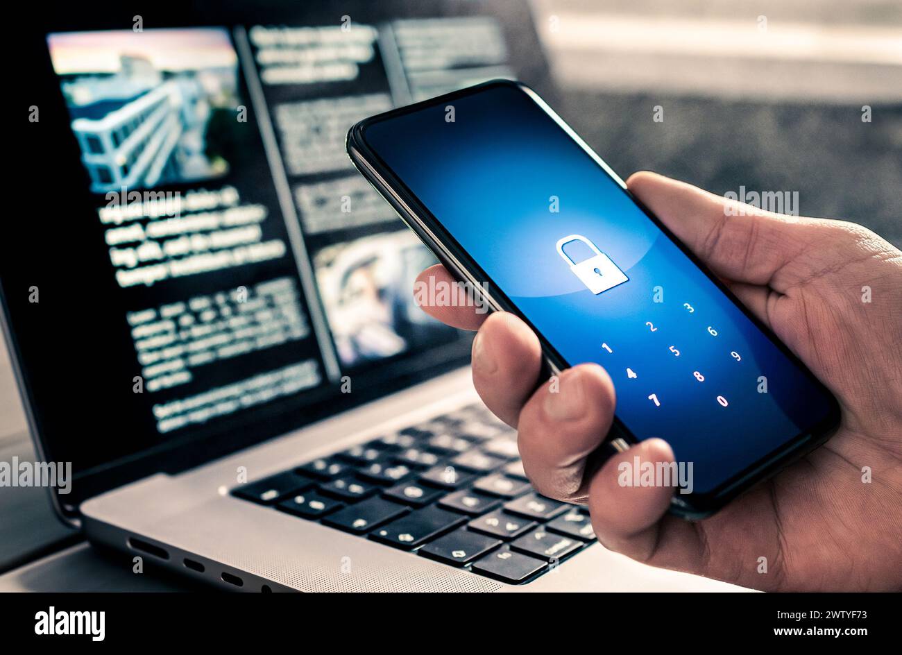Password del telefono per proteggere i dati online da frodi e truffe da parte degli hacker. Sicurezza informatica e privacy personale. Blocco mobile cybersecurity. Foto Stock