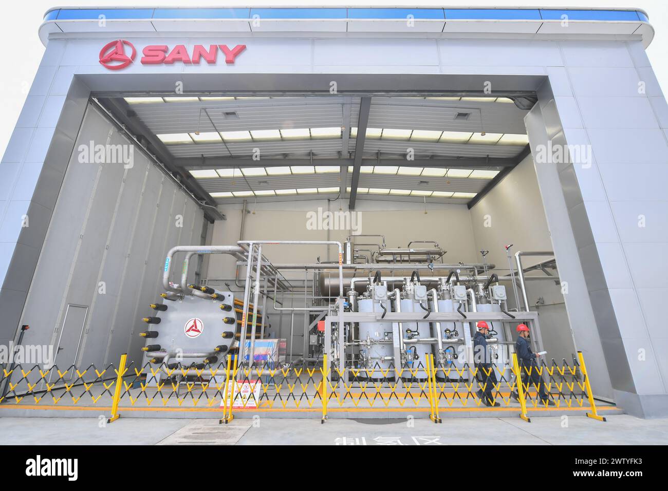 Changsha, la provincia cinese di Hunan. 20 marzo 2024. I lavoratori del personale ispezionano l'area di produzione dell'idrogeno presso la stazione di produzione e distribuzione dell'idrogeno del Sany Group a Changsha, capitale della provincia di Hunan della Cina centrale, 20 marzo 2024. Situata nella zona di sviluppo economico di Changsha, la costruzione della stazione di produzione e distribuzione di idrogeno Sany è stata completata con capacità di servizio di base. Con una capacità giornaliera non inferiore a due tonnellate di idrogeno al giorno, la stazione può riempire quattro veicoli alimentati a idrogeno contemporaneamente. Crediti: Chen Zeguo/Xinhua/Alamy Live News Foto Stock