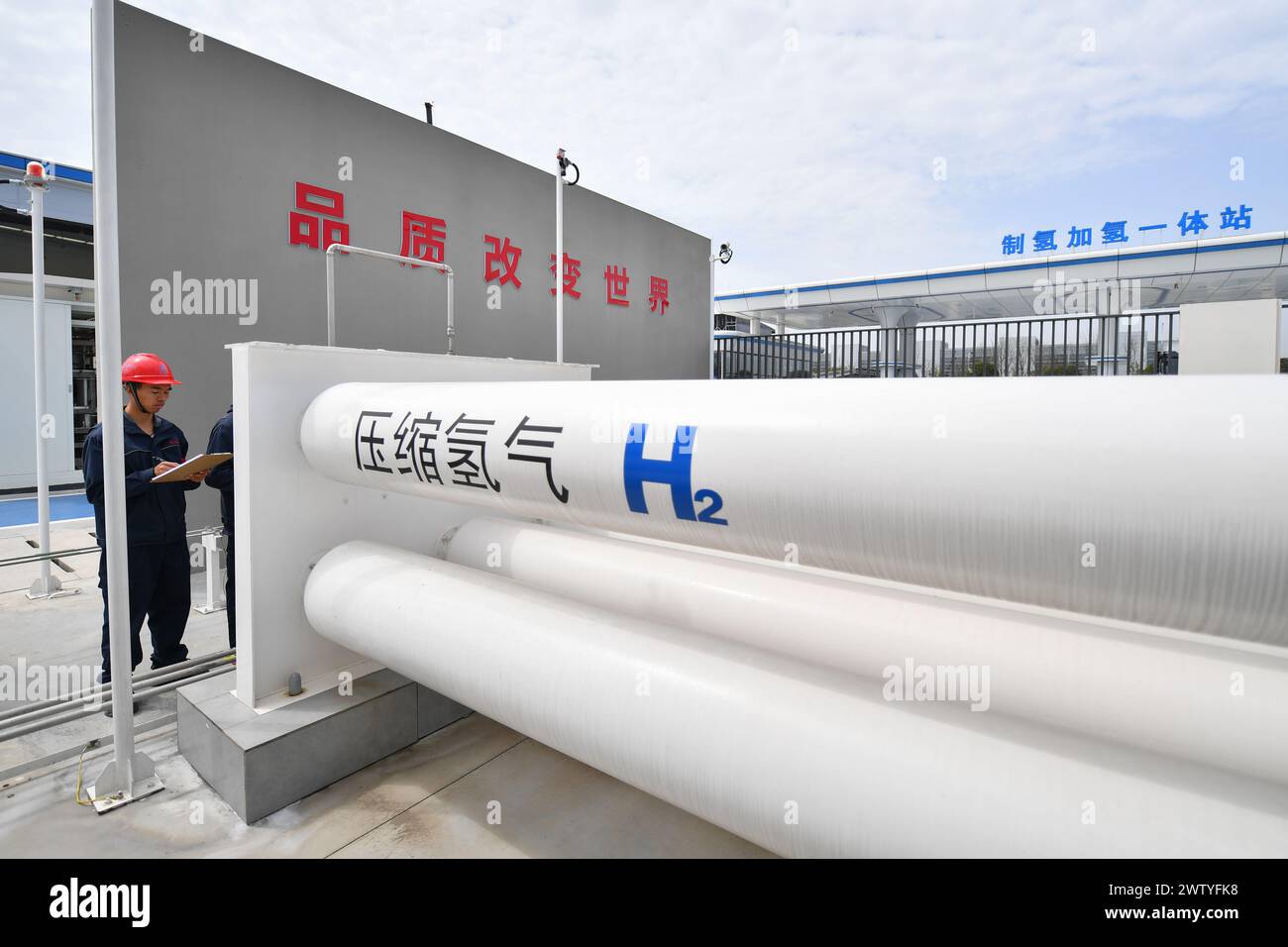 Changsha, la provincia cinese di Hunan. 20 marzo 2024. I lavoratori del personale ispezionano l'area di stoccaggio presso la stazione di produzione e distribuzione dell'idrogeno del Sany Group a Changsha, capitale della provincia di Hunan della Cina centrale, 20 marzo 2024. Situata nella zona di sviluppo economico di Changsha, la costruzione della stazione di produzione e distribuzione di idrogeno Sany è stata completata con capacità di servizio di base. Con una capacità giornaliera non inferiore a due tonnellate di idrogeno al giorno, la stazione può riempire quattro veicoli alimentati a idrogeno contemporaneamente. Crediti: Chen Zeguo/Xinhua/Alamy Live News Foto Stock