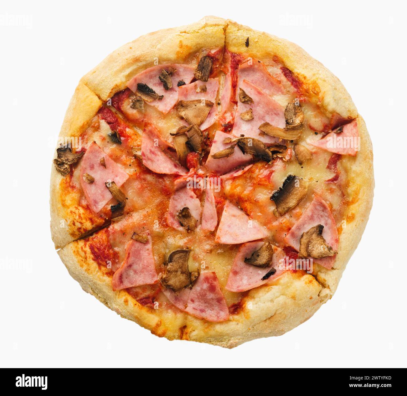 Pizza cotta al forno con prosciutto e funghi freschi isolati su sfondo bianco con percorso di ritaglio vuoto per il design. Vista dall'alto. Foto Stock