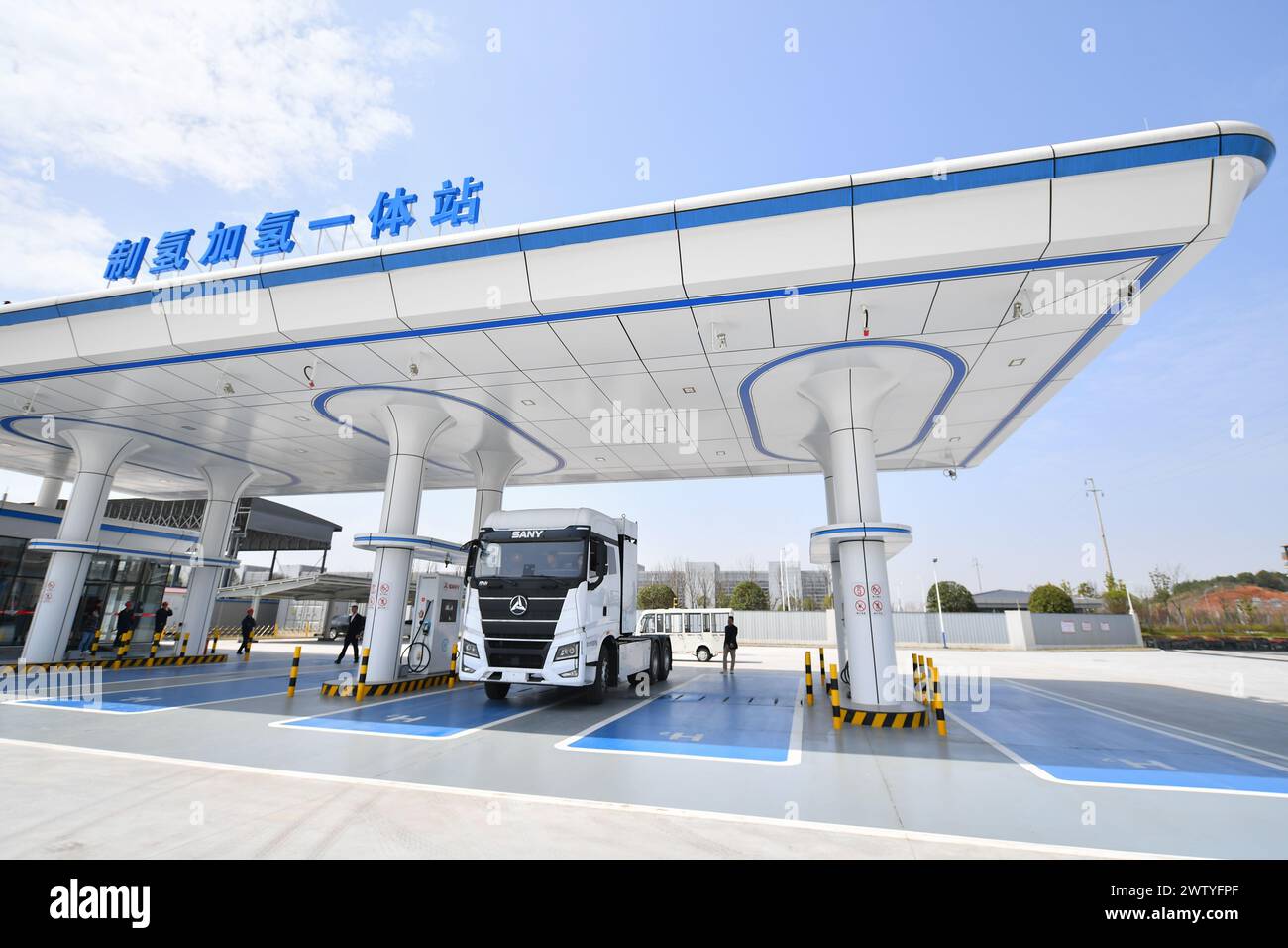 Changsha. 20 marzo 2024. Questa foto scattata il 20 marzo 2024 mostra la stazione di produzione e distribuzione di idrogeno del gruppo Sany a Changsha, capitale della provincia di Hunan della Cina centrale, . Situata nella zona di sviluppo economico di Changsha, la costruzione della stazione di produzione e distribuzione di idrogeno Sany è stata completata con capacità di servizio di base. Con una capacità giornaliera non inferiore a due tonnellate di idrogeno al giorno, la stazione può riempire quattro veicoli alimentati a idrogeno contemporaneamente. Crediti: Chen Zeguo/Xinhua/Alamy Live News Foto Stock