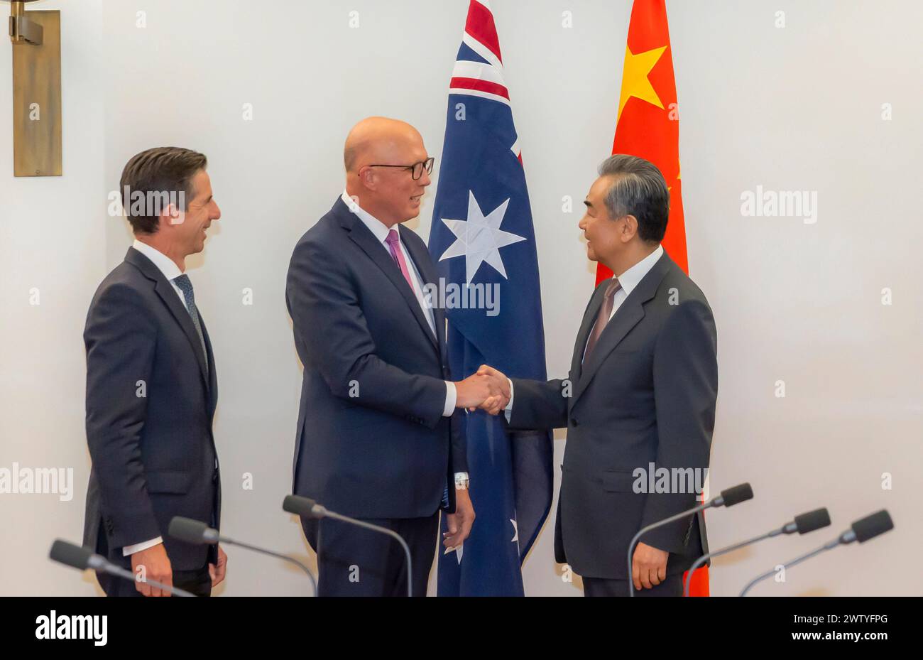 Canberra, Australia. 20 marzo 2024. Il ministro degli Esteri cinese Wang Yi (R), anche membro dell'Ufficio politico del Comitato centrale del Partito Comunista Cinese, incontra Peter Dutton (C), leader dell'opposizione federale, a Canberra, Australia, 20 marzo 2024. Simon Birmingham, portavoce dell'opposizione per gli affari esteri, era presente. Crediti: Chu Chen/Xinhua/Alamy Live News Foto Stock