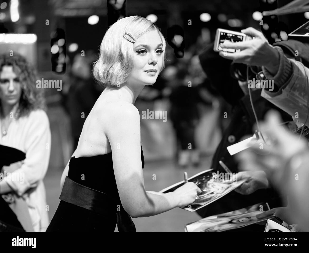 Berlino / Germania, 26 febbraio 2020. L'attrice Elle Fanning firma autografi a Berlinale 2020. Crediti: Walter Gilgen Foto Stock