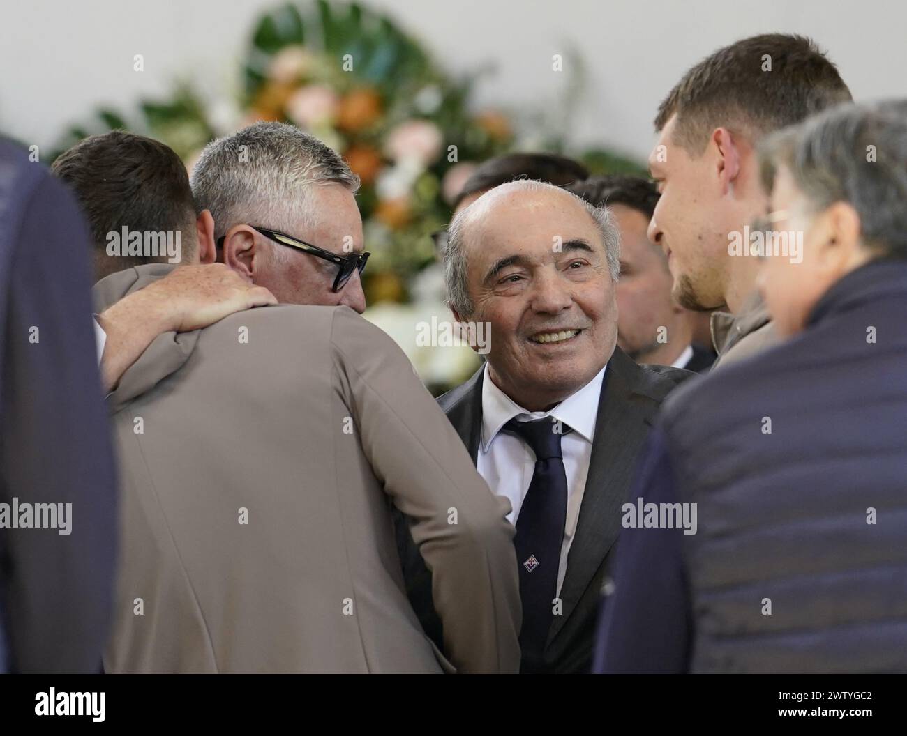 Firenze, Italia. 20 marzo 2024. il presidente della Fiorentina Rocco Commisso ed Andrea Belotti omaggiano la salma di Joe Barone alla camera ardente del DG della Fiorentina presso il Viola Park Rocco Commisso a Firenze, Italia - Cronaca, Sport. 20 marzo 2024 (foto Marco Bucco/LaPresse) il presidente della Fiorentina Rocco Commisso rende omaggio al corpo di Joe Barone durante la sala funebre della DG Fiorentina al Parco Viola Rocco Commisso di Firenze - News, Sport. 20 marzo 2024 (foto di Marco Bucco/LaPresse) credito: LaPresse/Alamy Live News Foto Stock