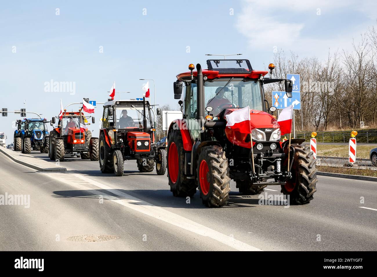 Gli agricoltori polacchi scendono in strada con i loro trattori con bandiere e striscioni polacche per protestare contro il Green Deal dell'UE e un'importazione di prodotti agricoli da paesi terzi, tra cui l'Ucraina, a Cracovia, in Polonia, il 20 marzo 2024. Foto Stock