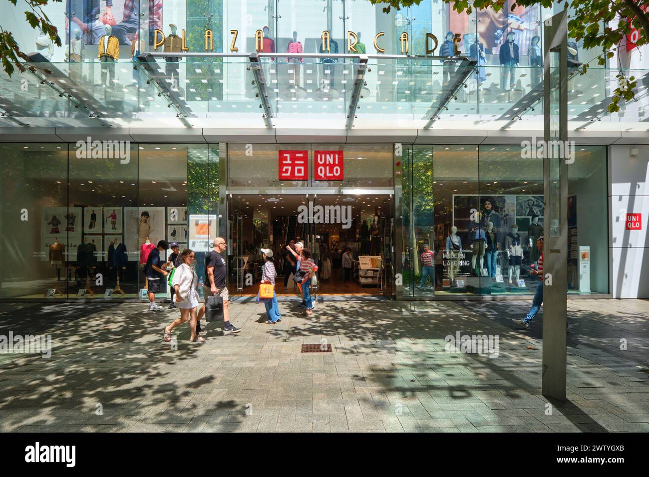 Il rivenditore di abbigliamento UNIQLO in Plaza Arcade nel Murray Street Mall nella città di Perth con i pedoni che passano, Perth, Australia Occidentale. Foto Stock