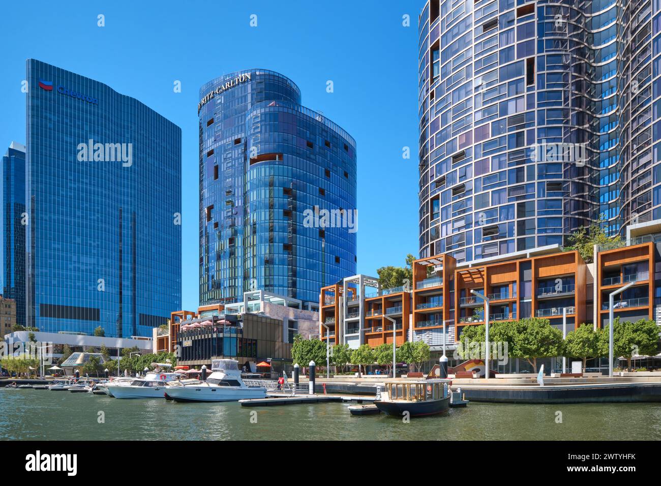 Il quartier generale della Chevron, il Ritz Carlton e le Towers a Elizabeth Quay con barche ormeggiate in primo piano, Perth, Australia Occidentale. Foto Stock