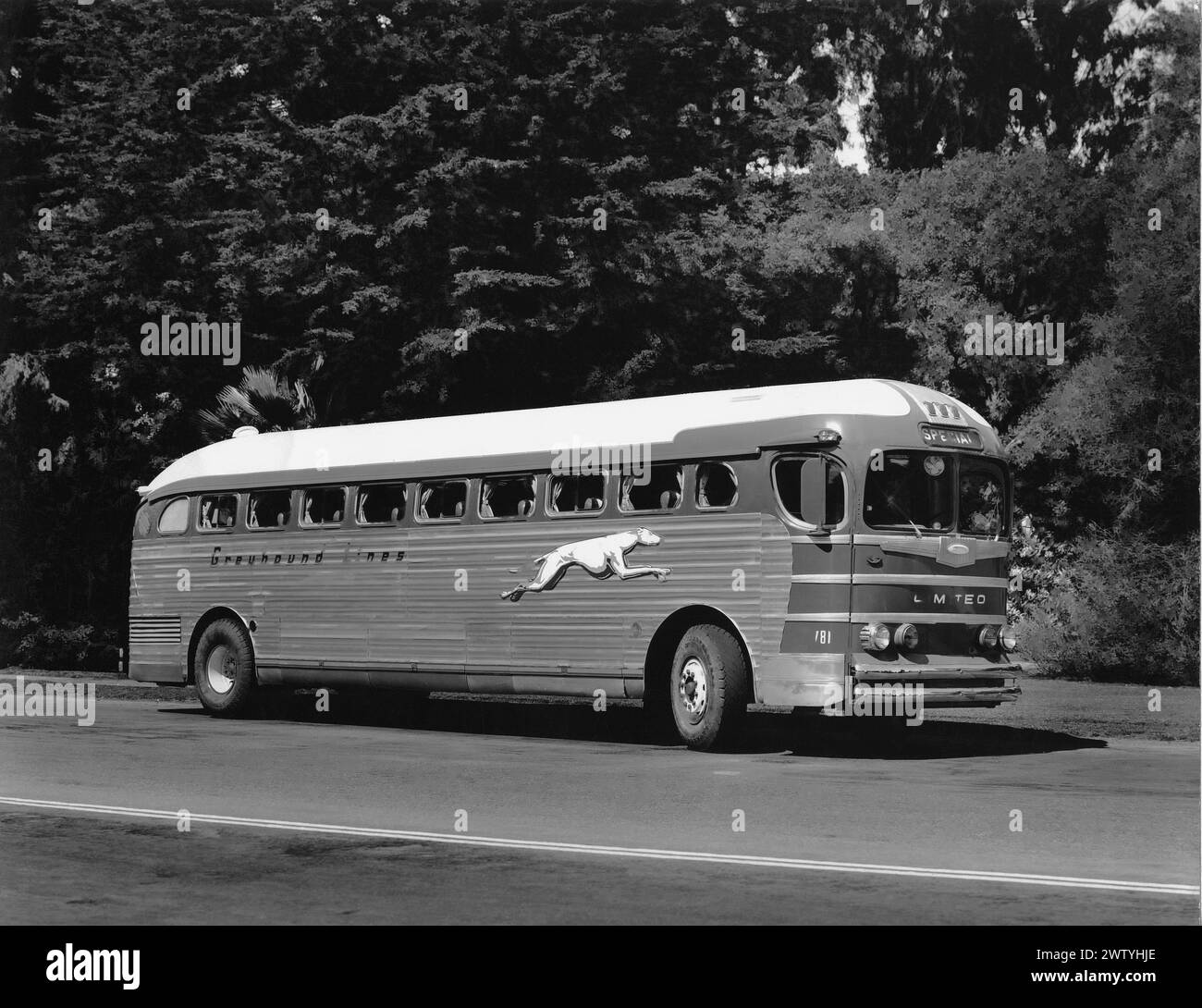 Un autobus passeggeri Greyhound Lines parcheggiato sul lato della strada Foto Stock