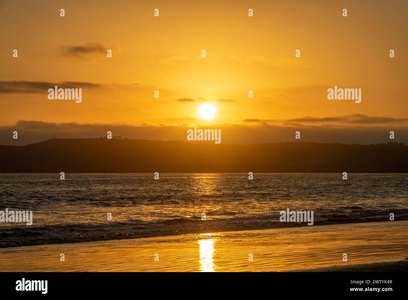Tramonto arancione sulla spiaggia di Coronado, San Diego, California Foto Stock