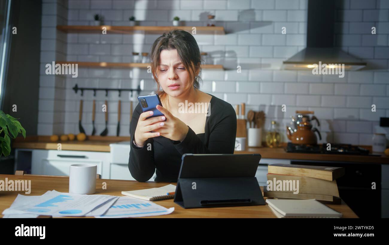 Le videochiamate delle studentesse prendono appunti, imparando con un insegnante online, lavorando dall'ufficio domestico partecipando a una conferenza in remoto. Foto Stock