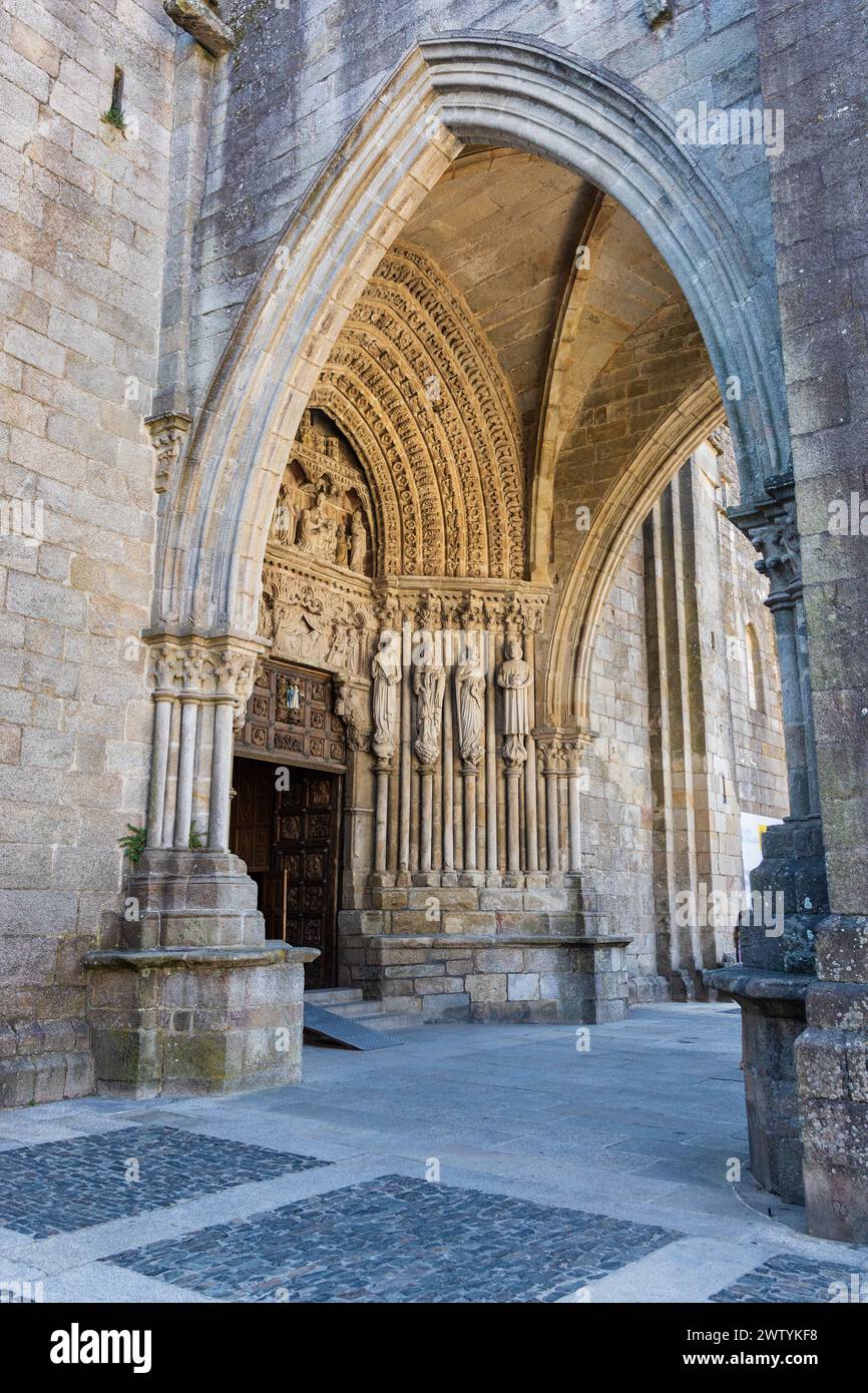 Porta con facciata gotica e gruppo scultoreo. Cattedrale di Santa Maria di TUI, chiesa cattolica romana. TUI, Pontevedra, Galizia, Spagna. Foto Stock