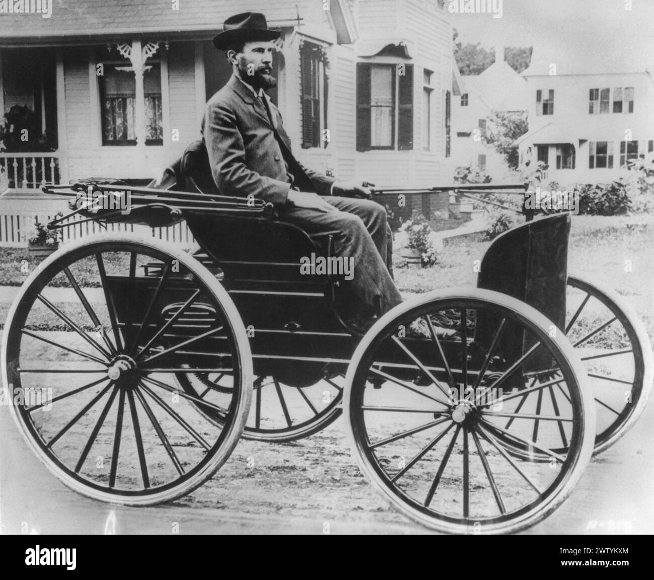 Charlie E. Durya, inventore della prima automobile di successo, aprile 1892. Questa fu la sua terza auto, la prima ad essere equipaggiata con pneumatici. Ha vinto la prima corsa automobilistica con questa macchina. Da Chicago a Evanston, Illinois e ritorno giorno del Ringraziamento 1895 Foto Stock