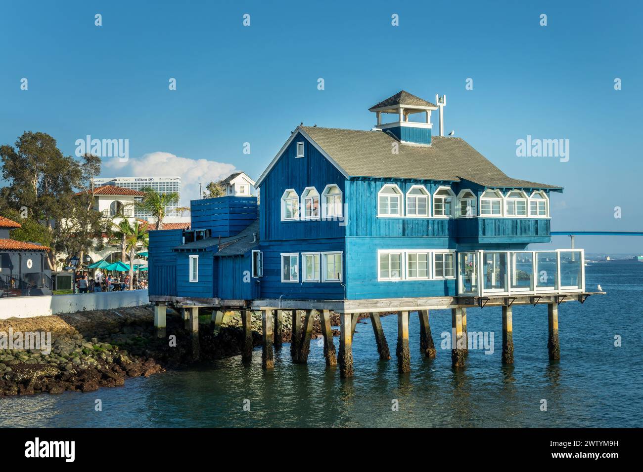 Vecchia palafitta in legno blu nel villaggio di San Diego Seaport, California Foto Stock