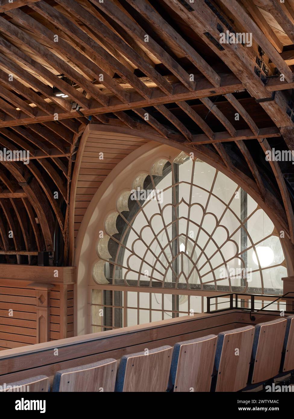 Dettaglio del soffitto in legno e della finestra vittoriana vista dal balcone di estremità nord. Brighton Dome Corn Exchange and Studio Theatre, Brighton, Regno Unito. A. Foto Stock