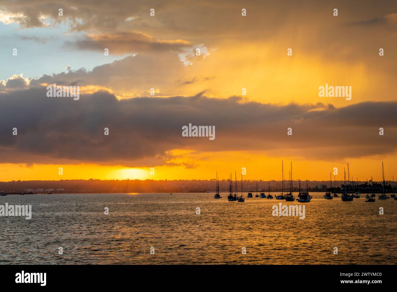 Sagome di barche al tramonto nella baia di San Diego, California Foto Stock
