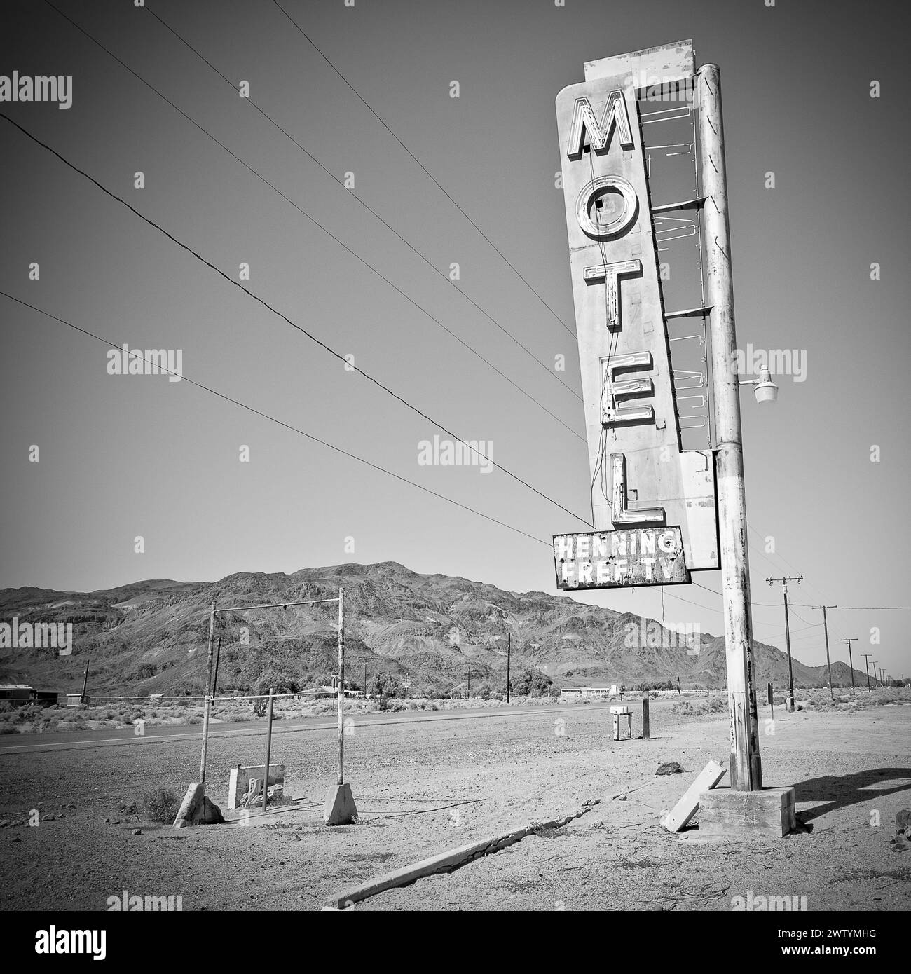 Vecchio cartello stradale per un hotel abbandonato nel deserto del Mojave sulla Route 66 a Newberry Springs, CALIFORNIA, USA. Foto Stock