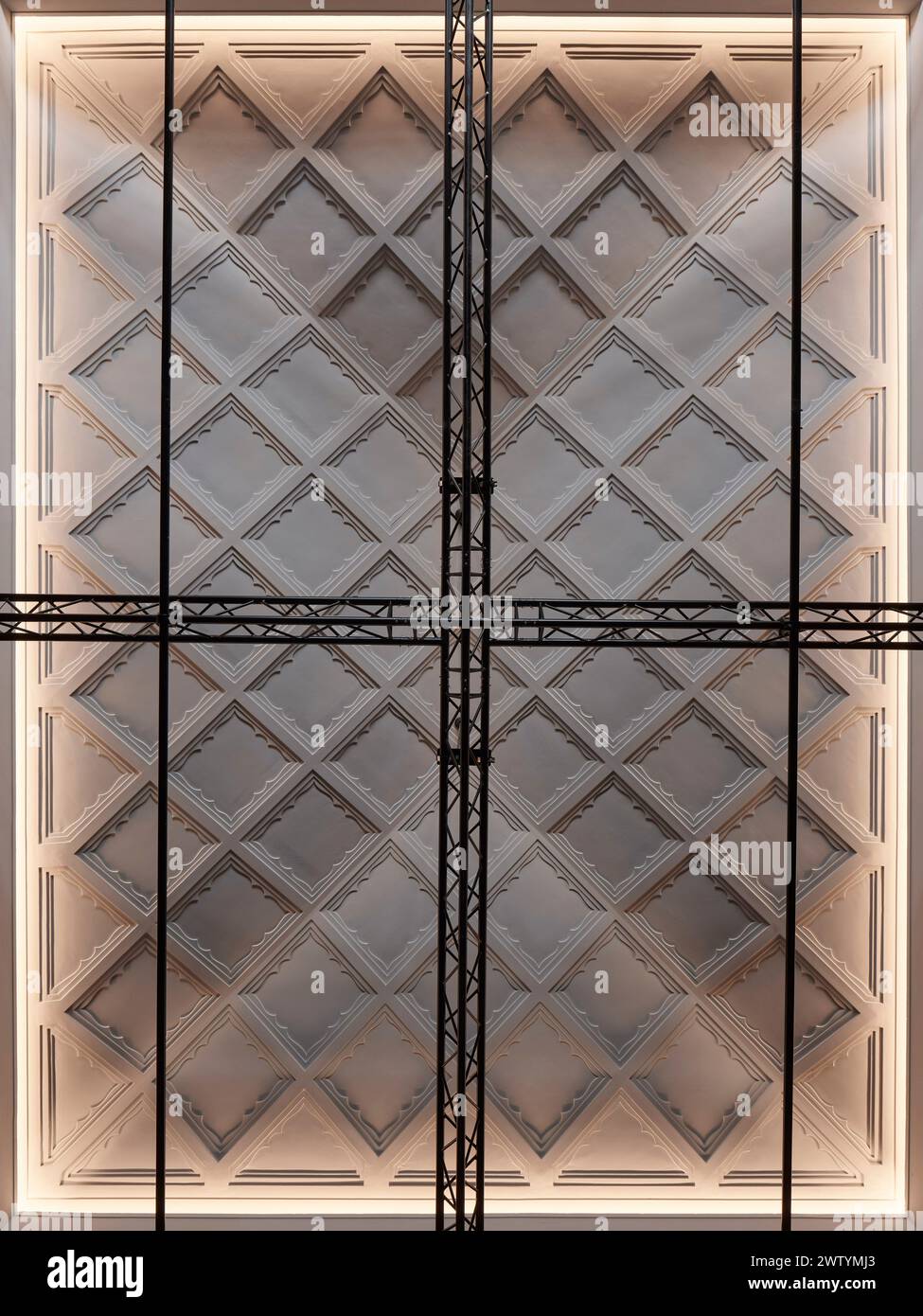 Soffitto a cassettoni e gantry dello Studio Theatre. Brighton Dome Corn Exchange and Studio Theatre, Brighton, Regno Unito. Architetto: Feilden Clegg Brad Foto Stock