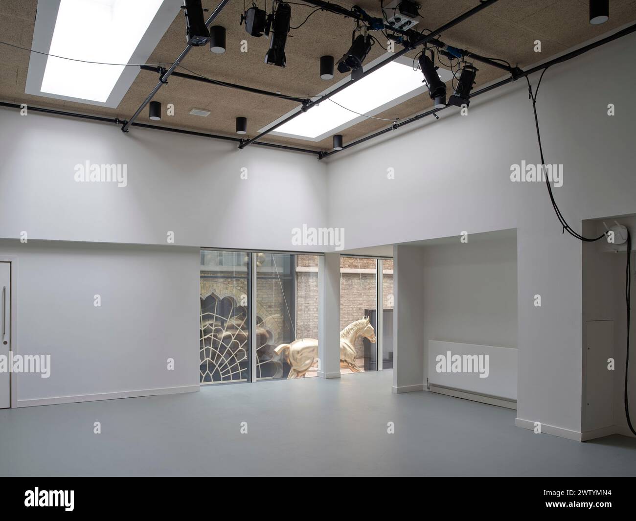 Spazio creativo con vista sul Gallery Bar. Brighton Dome Corn Exchange and Studio Theatre, Brighton, Regno Unito. Architetto: Feilden Clegg BR Foto Stock
