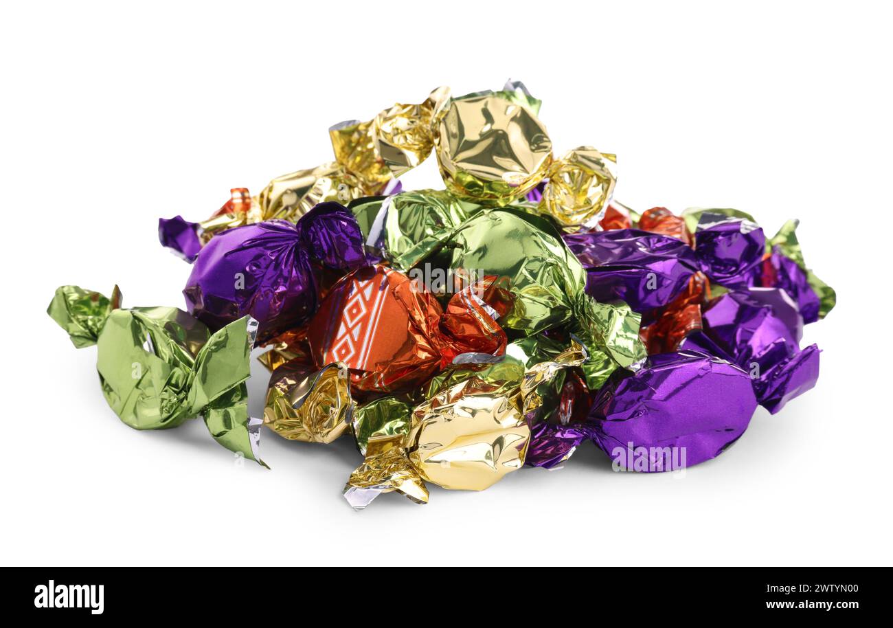 Caramelle in involucri colorati isolati su bianco Foto Stock